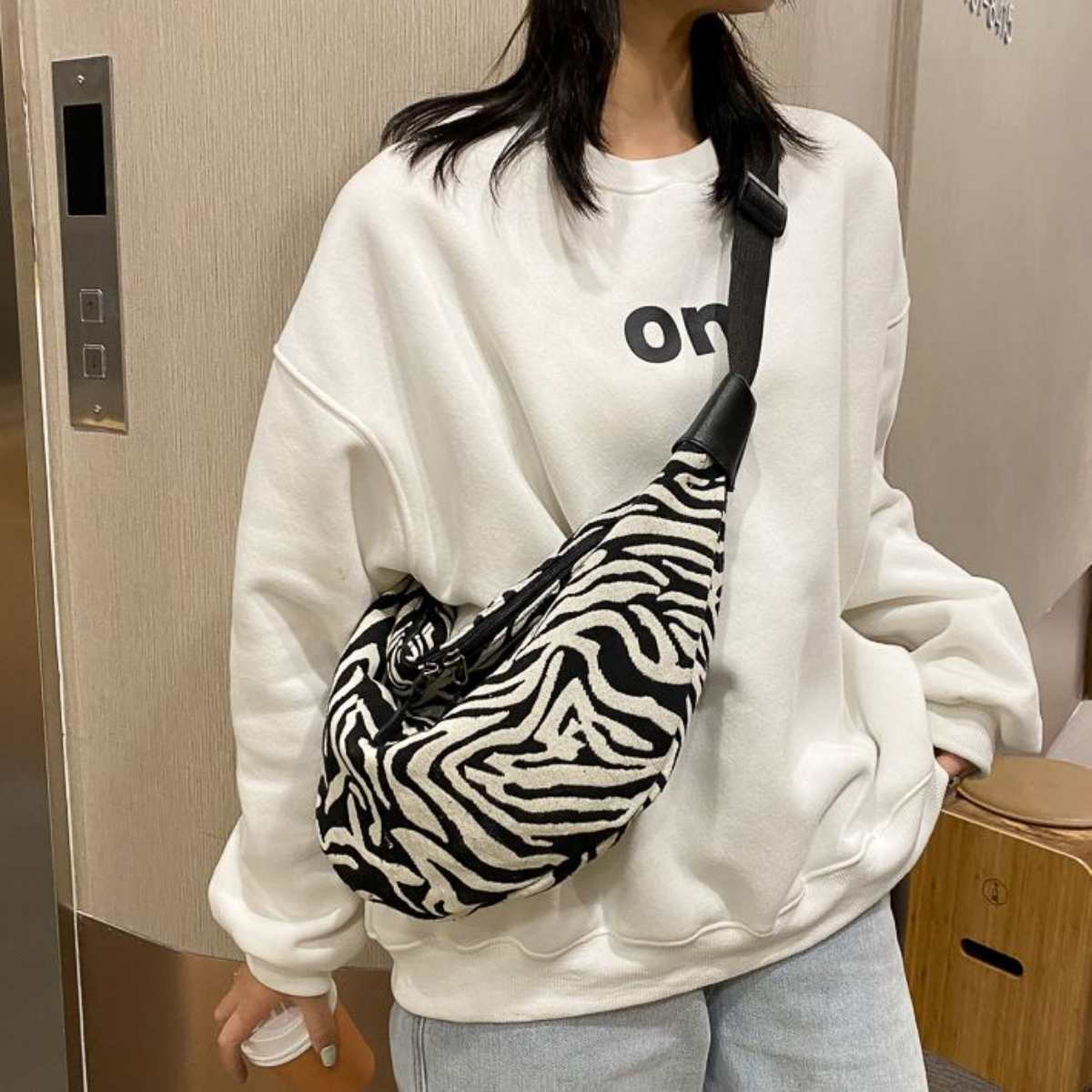 Bag/ゼブラジャカードボディバッグ ST/No.27365